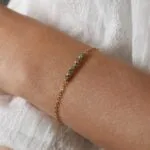 צמיד לולאות עדין עם אבני אמרלד ברקת ירוקות. הצמיד עשוי מכסף 925 או ציפוי זהב איכותי