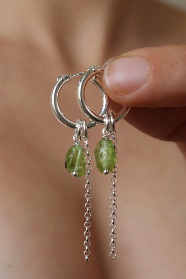 עגילי חישוק מכסף 925 או גולדפילד עם אבן פרידוט ירוקה (1)