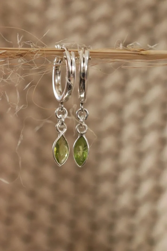 עגילי חישוק פרידוט מכסף 925. עגילים עם אבנים ירוקות