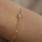 צמיד גולדפילד עם אבן אקווה מרין טבעית בצבע תכלת (1)