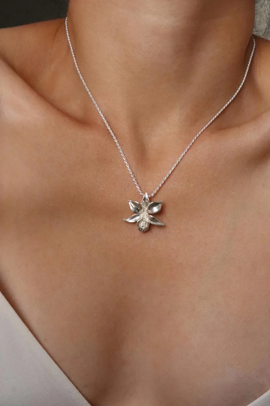 שרשרת פרח סחלב, שרשראות פרחים מכסף 925, שרשרת סחלב לאישה, שרשראות פרחים לנשים, שרשראות כסף מיוחדות