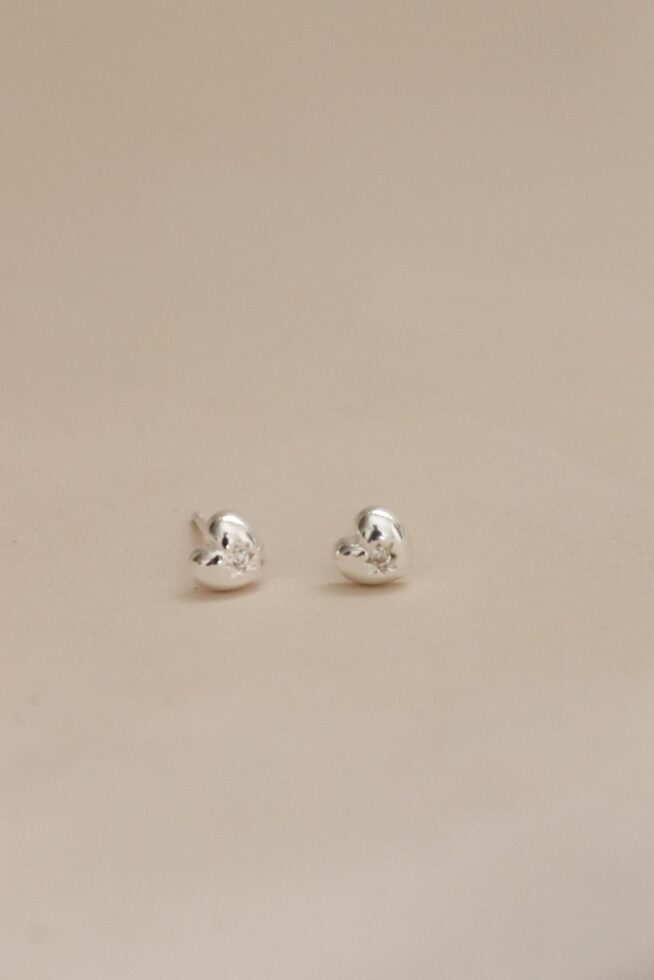 עגילי לב צמודים, עגילי כסף צמודים לאוזן, עגילים תקניים לצבא, עגילים לחיילות (1)