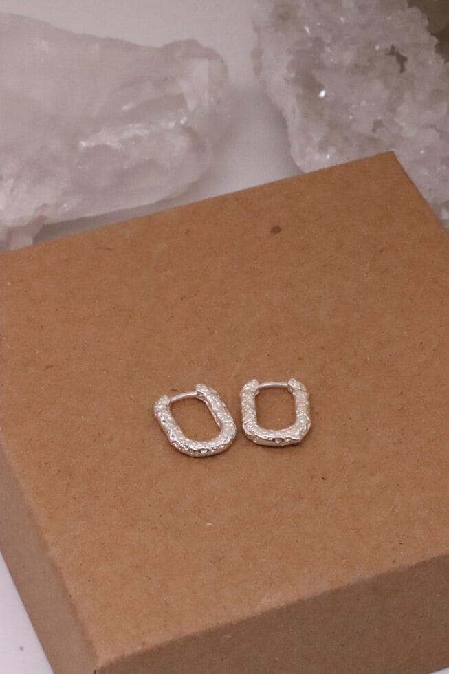 עגילי חישוק מרובעים, חישוקים מרוקעים, עגילים עם טקסטורה, עגילים לנשים, עגילי חישוק לנשים, עגילים לאירוע, גילים מיוחדים