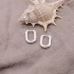 עגילי חישוק מרובעים לאישה, עגילי חישוק מרוקעים, עגילי חישוק עם טקסטורה, עגילים לנשים, עגילים מיוחדים
