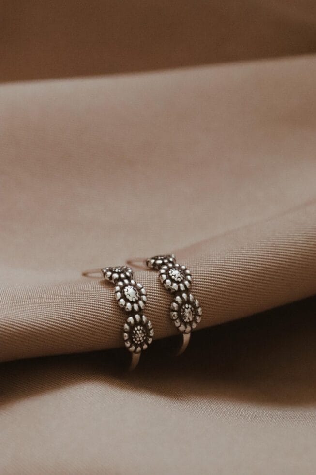 עגילי חישוק חמניה, עגילי חישוק כסף דקים, עגילים לנשים, עגילים לנערות עגילים מיוחדים, עגילים בעבודת יד, תכשיטי כסף לנשים (1)