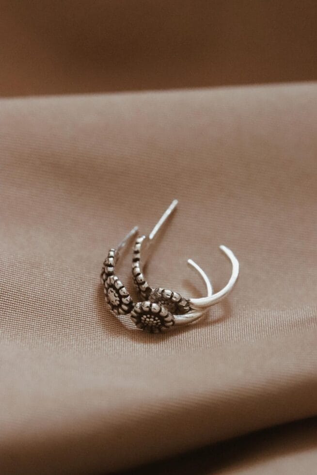 עגילי חישוק חמניה, עגילי חישוק כסף דקים, עגילים לנשים, עגילים לנערות עגילים מיוחדים, עגילים בעבודת יד, תכשיטי כסף לנשים (2)