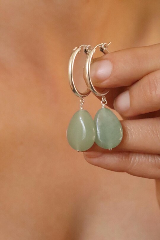 עגילי חישוק עם אבן חן, עגילי אוונטורין, סגולות אבן אוונטורין, תכשיטי אבני חן, עגילי אבני חן, עגילים מיוחדים לאישה