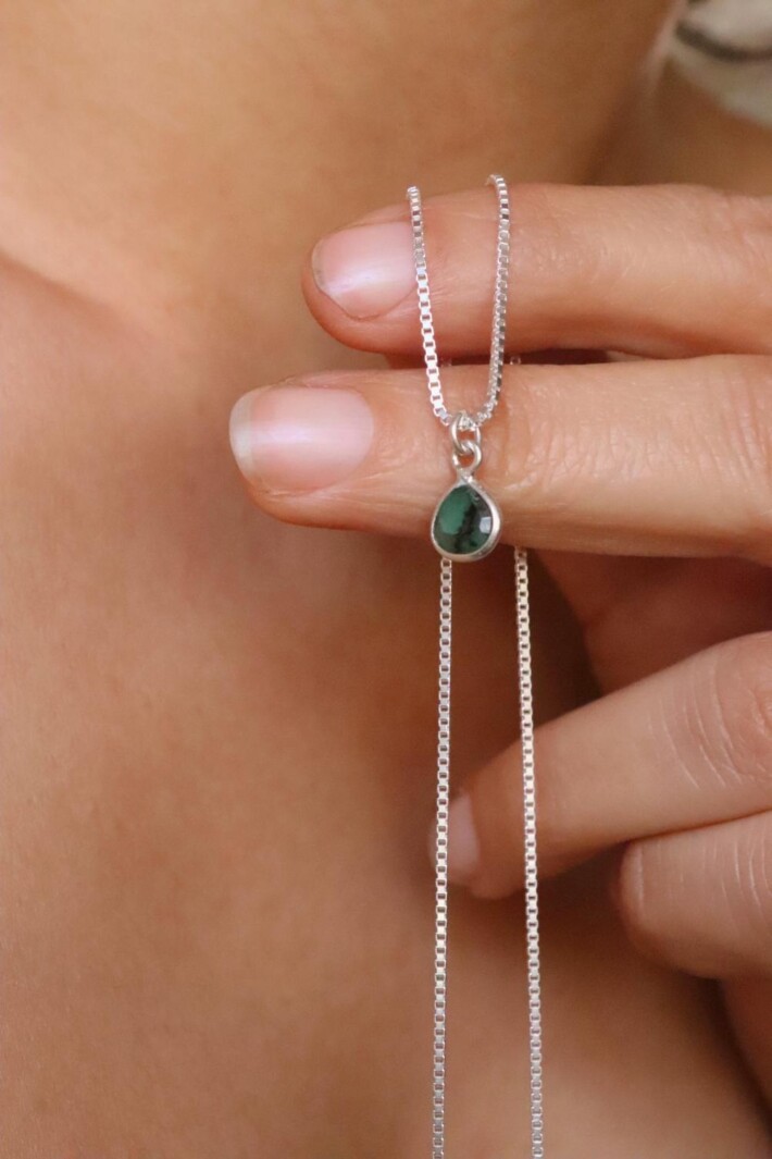 שרשרת אמרלד לאישה, אבן לפיריון, שרשרת אבן ברקת, סגולות אבן אמרלד, שרשרת אבן חן, שרשרת איזמרגד, שרשראות אבני חן