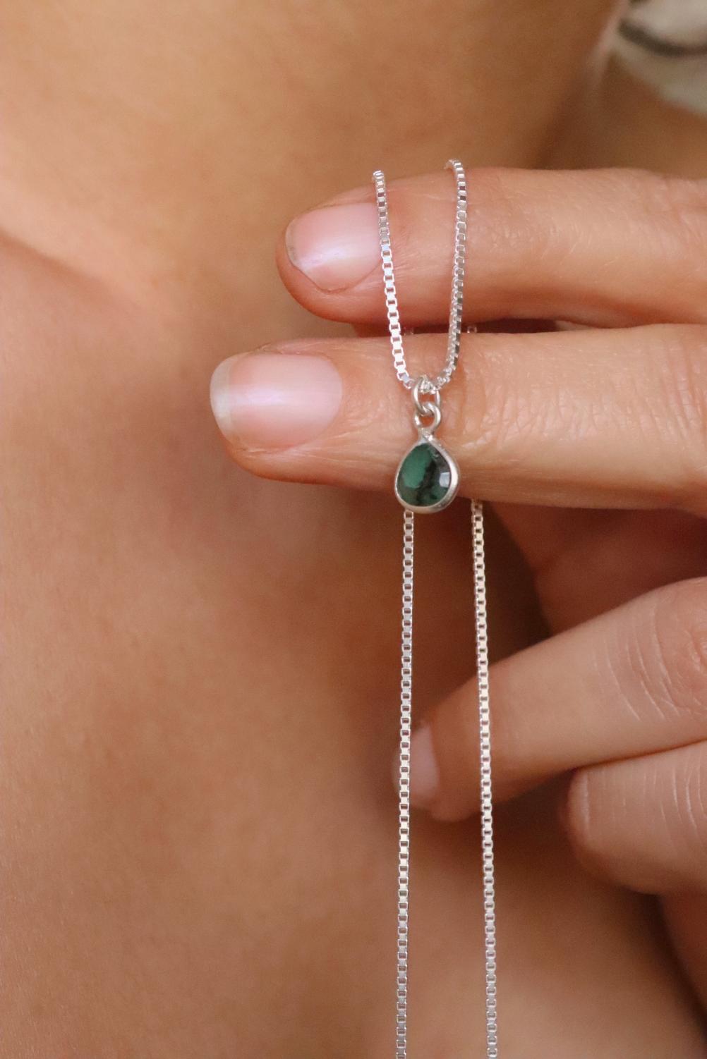 שרשרת אמרלד לאישה, אבן לפיריון, שרשרת אבן ברקת, סגולות אבן אמרלד, שרשרת אבן חן, שרשרת איזמרגד, שרשראות אבני חן