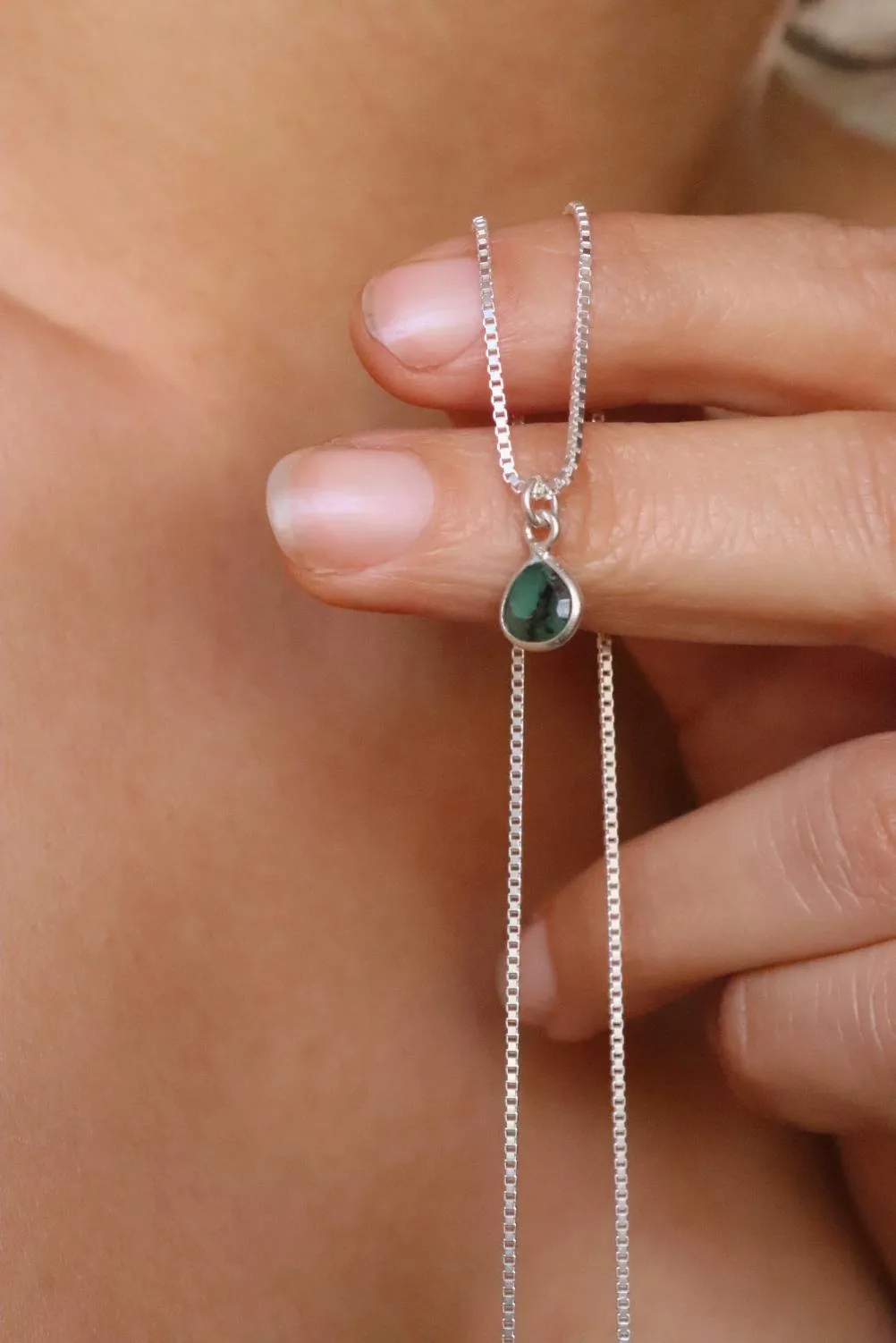 שרשרת אמרלד לאישה, אבן לפיריון, שרשרת אבן ברקת, סגולות אבן אמרלד, שרשרת אבן חן, שרשרת איזמרגד, שרשראות אבני חן