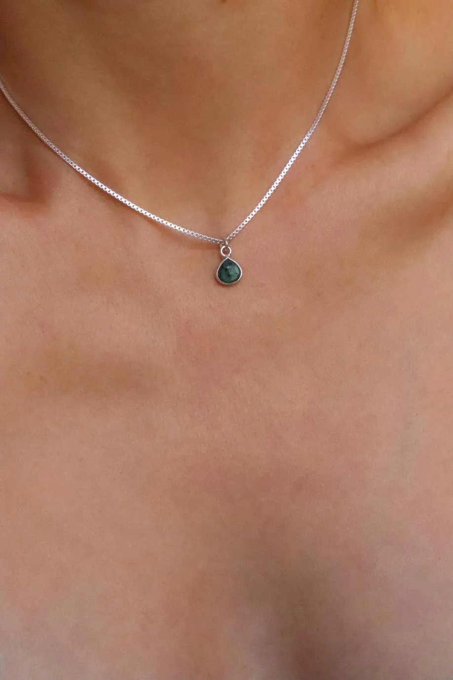 שרשרת אמרלד לאישה, אבני חושן, שרשרת עם אבן ברקת, אבן אמרלד סגולות, שרשרת אבן חן ירוקה, שרשראות אבני חן, תכשיטי אבני חן, תליון אמרלד קטן