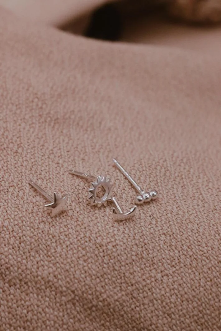 סט עגילים לאישה, עגילים צמודים כסף 925, עגילים לחיילות, עגילים תקניים לצבא, עגילי שמש וירח, עגילים צמודים לנערות