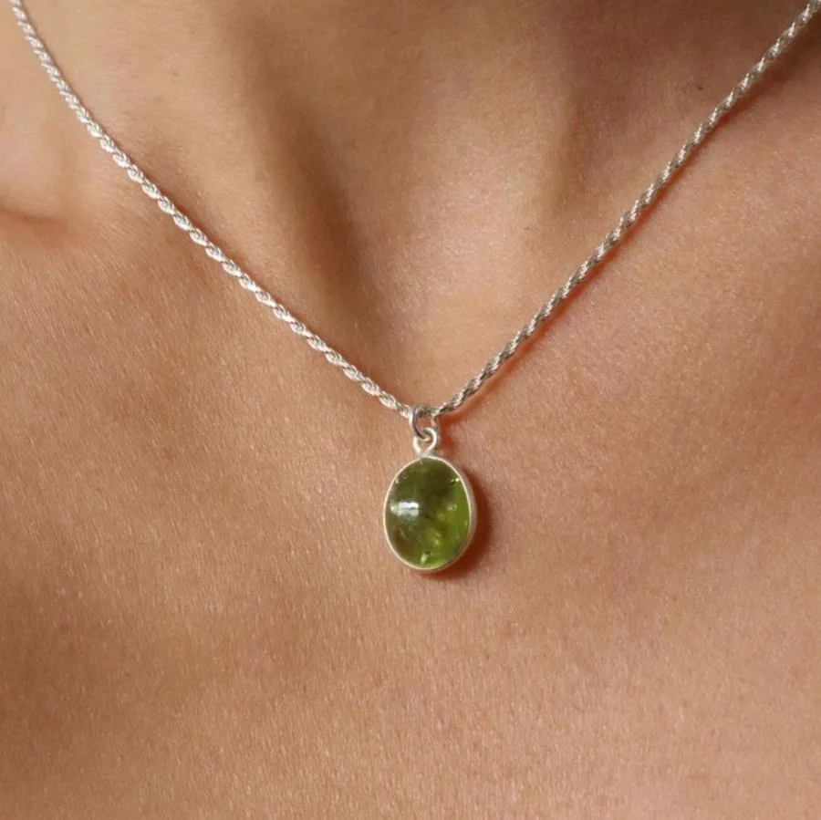 פרידוט, תכשיטים עם פרידוט, פרידוט טבעית, תכונות אבן פרידוט, תכשיטים עם אבני חן, תכשיטי פרידוט לאישה, אבני מזל