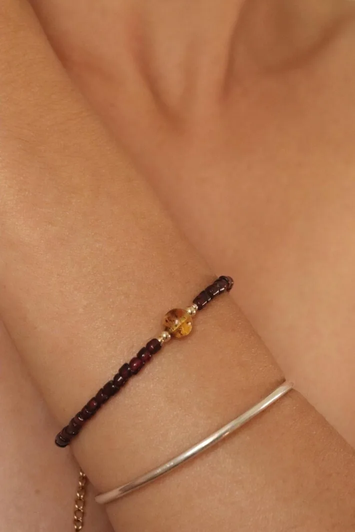 צמיד אבן חן, צמיד אבני חן, צמיד גרנט לאישה, צמיד אמבר לאישה, צמידי אבנים, תכשיטים עם אבני חן, צמידים לנשים, צמיד אבן חן לאישה