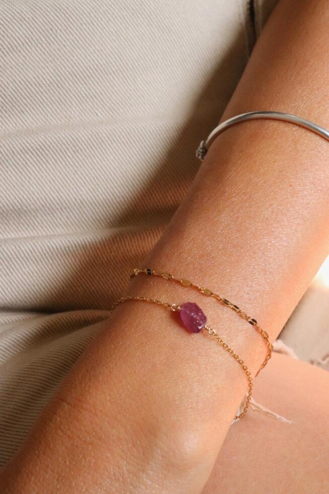 צמיד עם אבן רובי, אבן לפיריון, תכשיטים עם אבן רובי, אבן אודם, אבני חושן, צמידים עם אבני חן, צמידים עדינים לאישה (1)