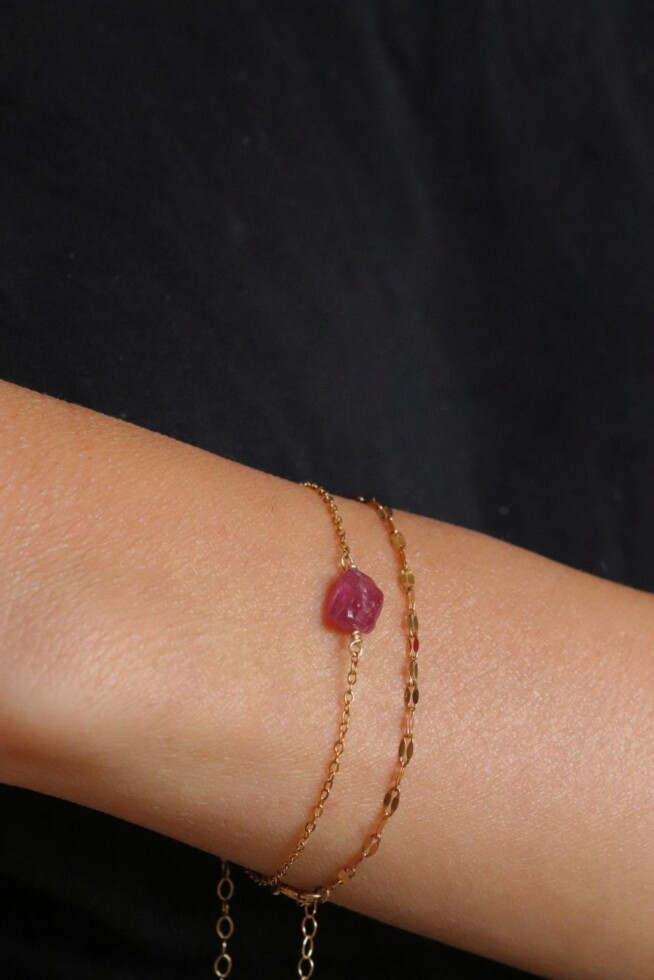 צמיד עם אבן רובי, אבן לפיריון, תכשיטים עם אבן רובי, אבן אודם, אבני חושן, צמידים עם אבני חן, צמידים עדינים לאישה (2)