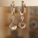 עגילי חישוק עם אבן חן, רוטיל קוורץ, תכשיטים עם אבני חן, אבני מזל, אבני לידה, עגילים לנשים
