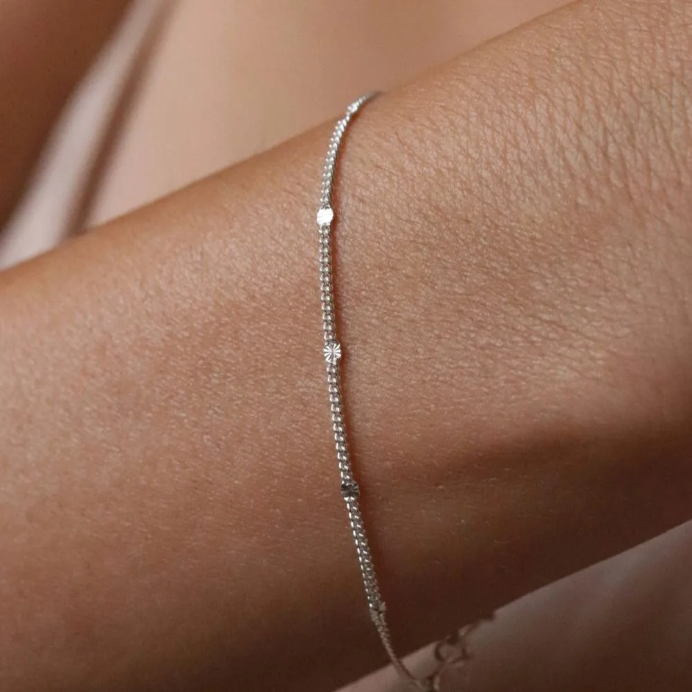 צמיד עדין ומיוחד עם דוגמא של קוביות שטוחות מכסף 925