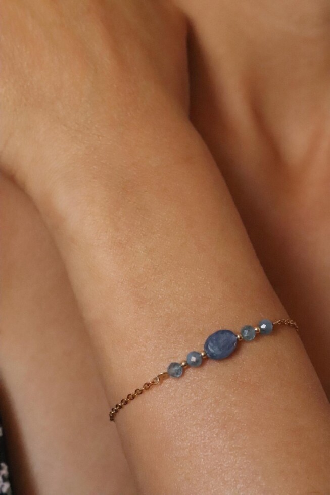 צמיד קיאנייט לאישה, אבן קיאנייט, צמיד עם אבן חן, צמידי אבנים, צמיד עם אבן כחולה, צמידי אבני חן, צמידים עם משמעות, אבני לידה, אבני מזל