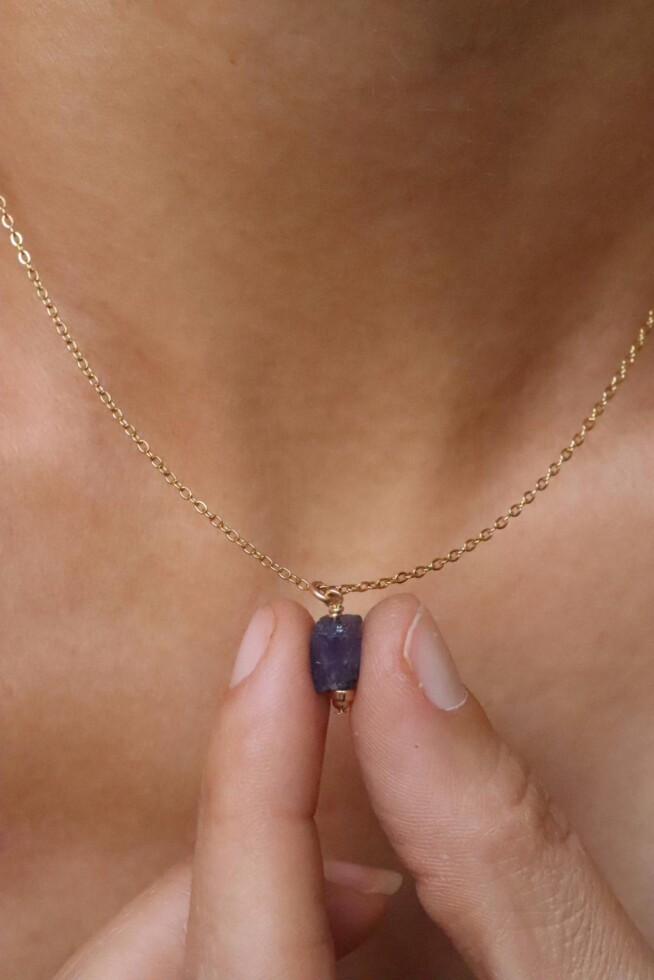 שרשרת אבן ספיר, אבני חושן, אבן חן ספיר, תכשיטים עם ספיר, שרשרת ספיר זהב, שרשראות אבני מזל, אבני לידה, אבני חן גולמיות (1)