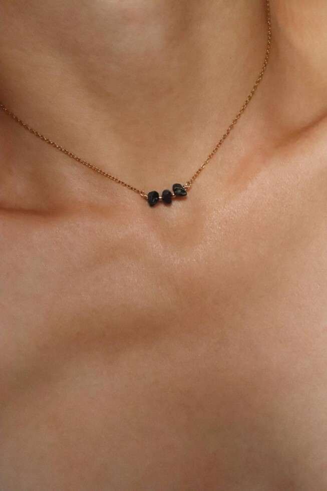 שרשרת אבן ספיר, שרשראות אבני חן, אבן חן גולמית, תכשיטים עם אבן ספיר, שרשרת עם אבן ספיר, שרשרת אבן חן לאישה (2)