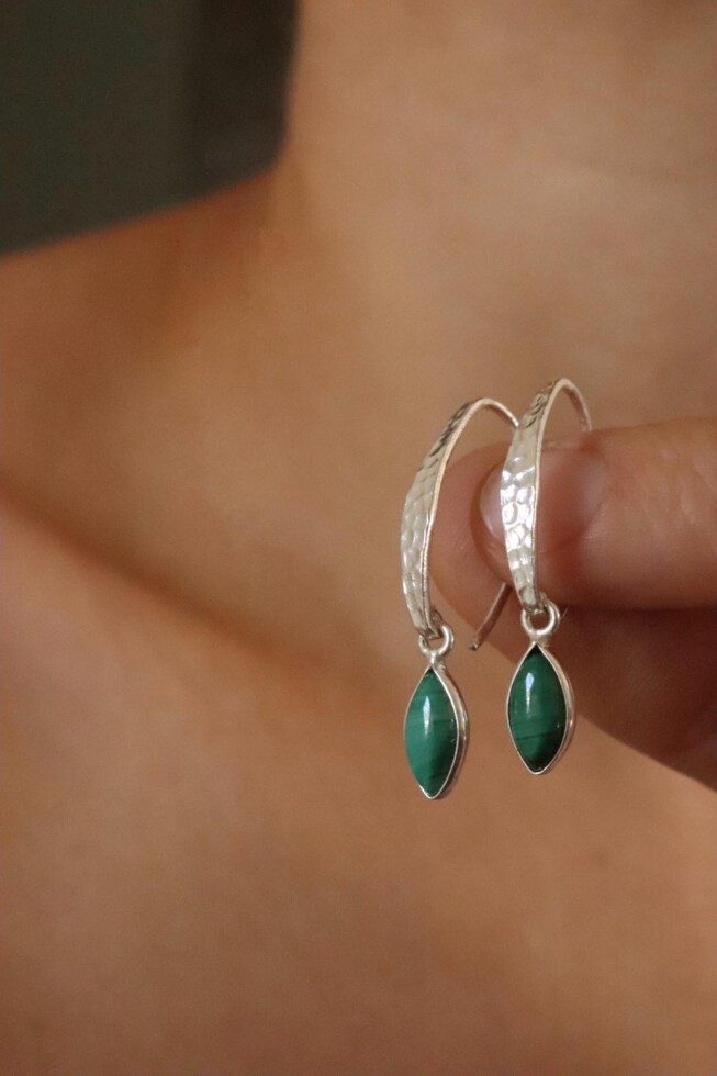 עגילי מלכית לאישה, עגילי כסף מרוקעים, עגילי אבן חן, אבן חן מלכית, עגילי כסף לנשים, עגילי אבני חן לנשים, עגילים תלויים לאישה