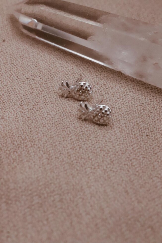 עגילי אננס צמודים לאוזן, עגילים לחיילות, עגילים תקניים לצבא, עגילים עם אננס, עגילי כסף צמודים, עגילים צמודים לאוזן