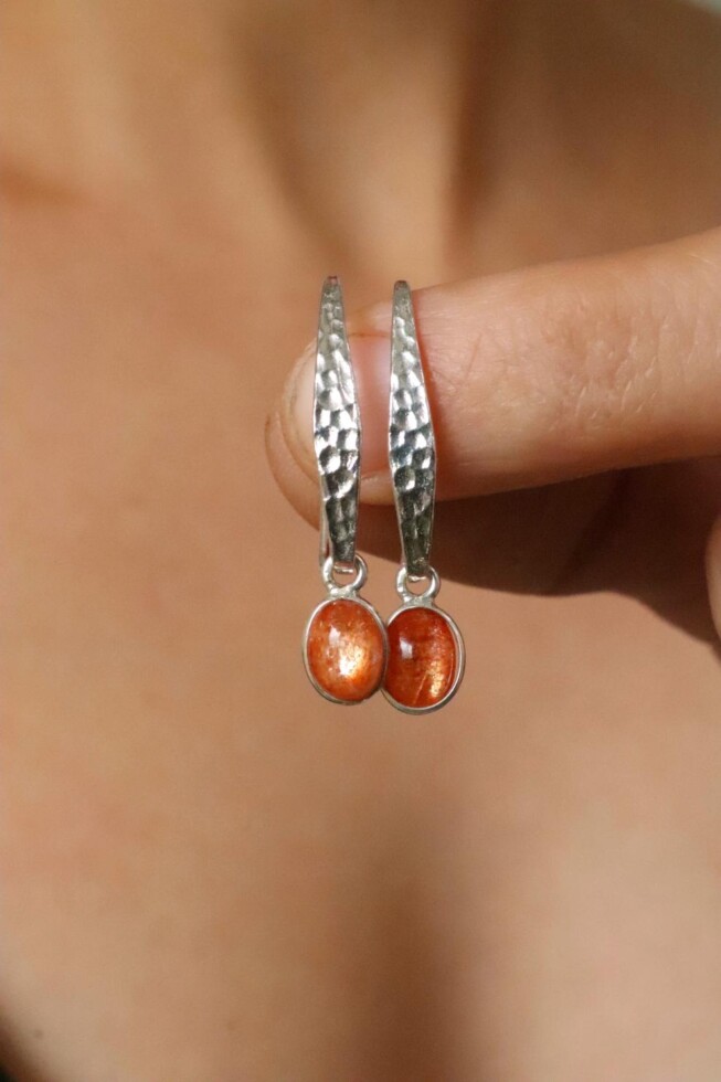 עגילי סאנסטון, עגילי כסף מרוקעים, עגילים מרוקעים מכסף 925, עגילים עם אבני חן, אבני מזל, עגילים תלויים, אבני לידה, קריסטלים למזל