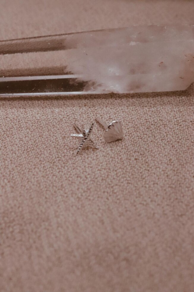 עגילי צדף צמודים לאוזן, עגילי כוכב ים צמודים לאוזן, עגילים לחיילות, עגילי כסף לחיילת, עגילים לצבא, עגילים תקניים