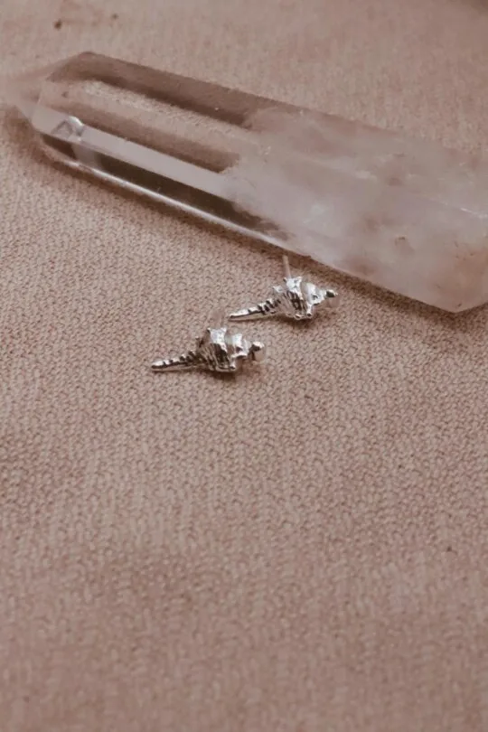 עגילי קונכיה צמודים לאוזן, עגילי צדף צמודים לאוזן, עגילי צדף כסף 925, עגילים לחיילות, עגילים לצבא, עגילי כסף מיוחדים