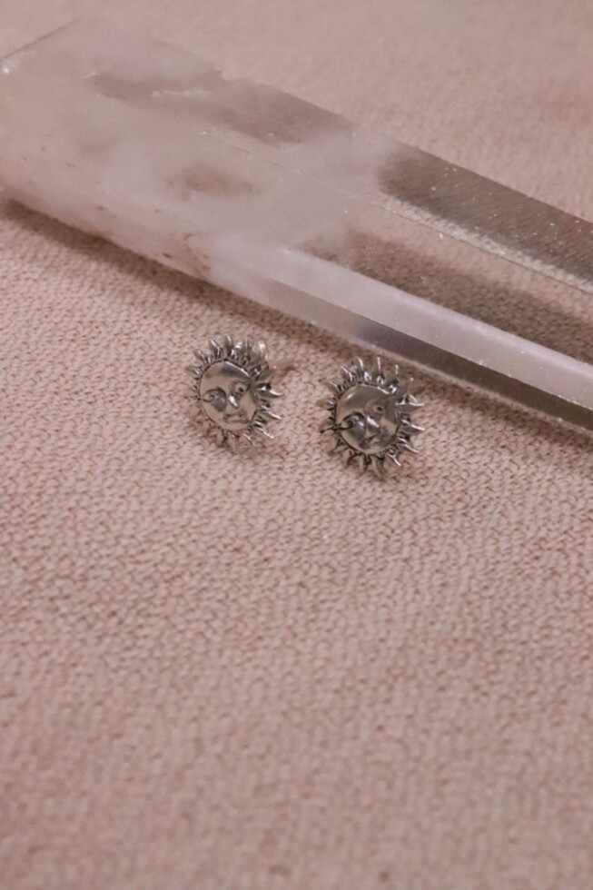 עגילי שמש צמודים, עגילים צמודים לחיילות, עגילים תקניים לצבא, עגילים תקניים לצהל, עגילים לחיילות, עגילי כסף צמודים, עגילי שמש כסף 925 (1)