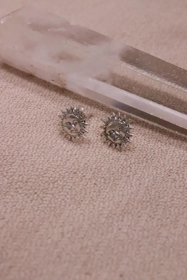 עגילי שמש צמודים, עגילים צמודים לחיילות, עגילים תקניים לצבא, עגילים תקניים לצהל, עגילים לחיילות, עגילי כסף צמודים, עגילי שמש כסף 925 (1)