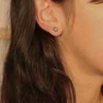 עגילים צמודים לאישה, עגילי זהב צמודים, עגילים מרוקעים לאישה, עגילי זהב מרוקעים, עגילים לחיילות, עגילים תקניים לצבא