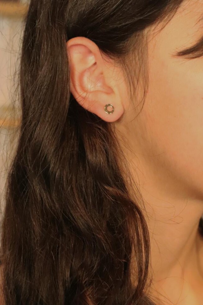 עגילים צמודים לאישה, עגילי זהב צמודים, עגילים מרוקעים לאישה, עגילי זהב מרוקעים, עגילים לחיילות, עגילים תקניים לצבא