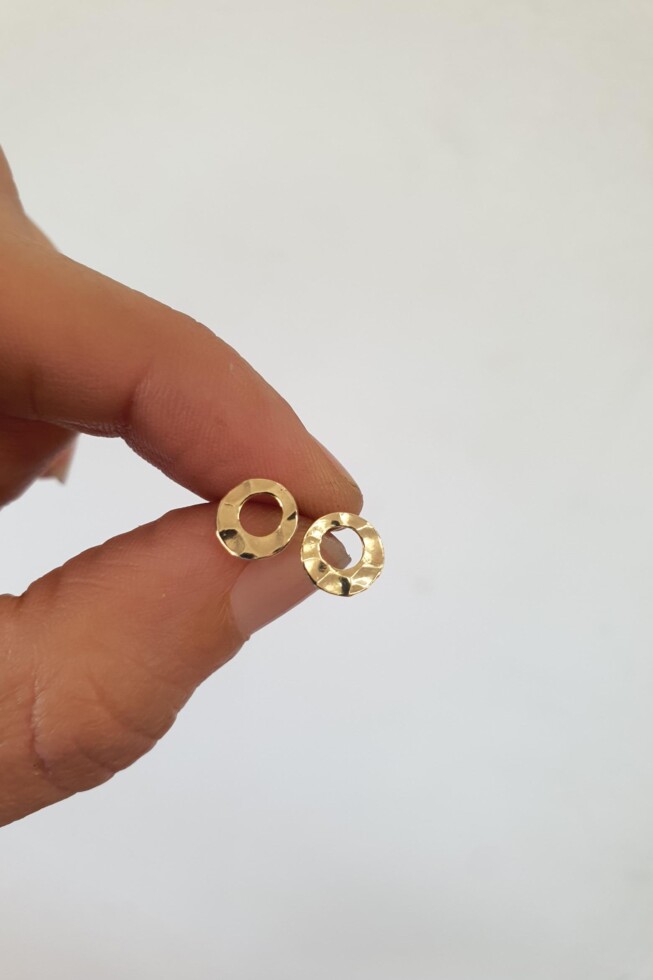 עגילים צמודים לחיילות, עגילים צמודים מרוקעים, עגילי זהב צמודים לאוזים, עגילים תקניים לצבא, עגילי זהב מיוחדים, עגילים לנערות