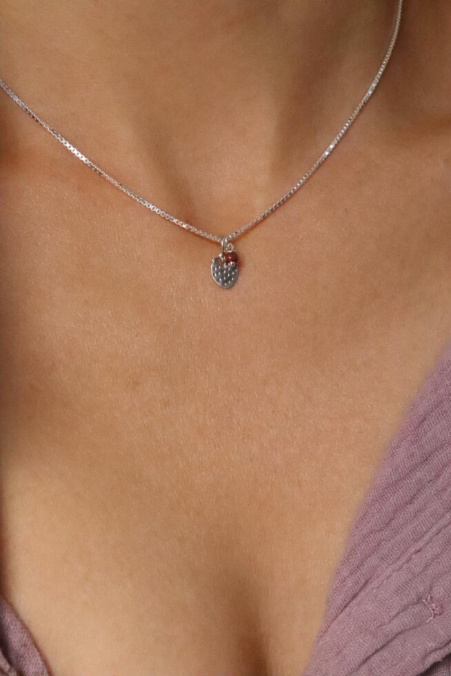 שרשרת תליון תות, שרשרת תות מכסף 925, שרשראות כסף עדינות, שרשראות עדינות לנשים, שרשרת עם תליון פרי, תליון תות מכסף 925