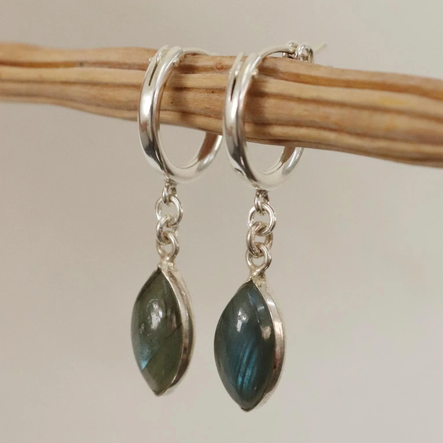 עגילי אבני חן לאישה, עגילי חישוק עם אבן חן, עגילי לברדורייט לאישה