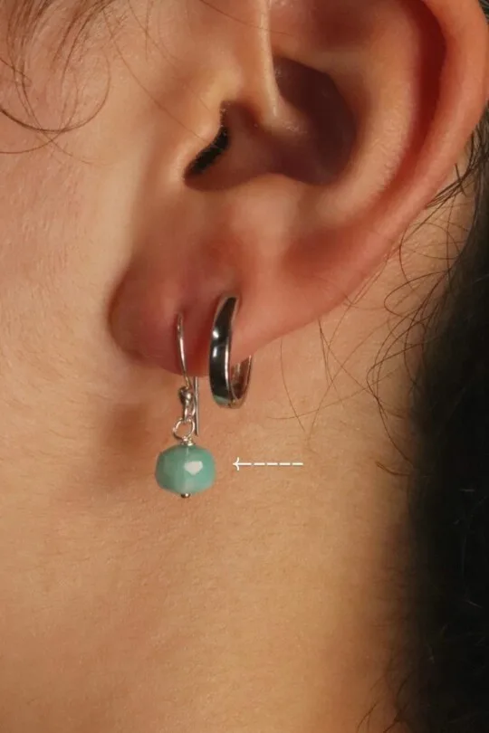 עגילי כסף תלויים, עגילי אמזונייט תלויים, אבן אמזונייט, עגילי כסף לאישה, עגילי אבן חן, תכונות אבן אמזונייט, עגילי טורקיז, עגילים מיוחדים