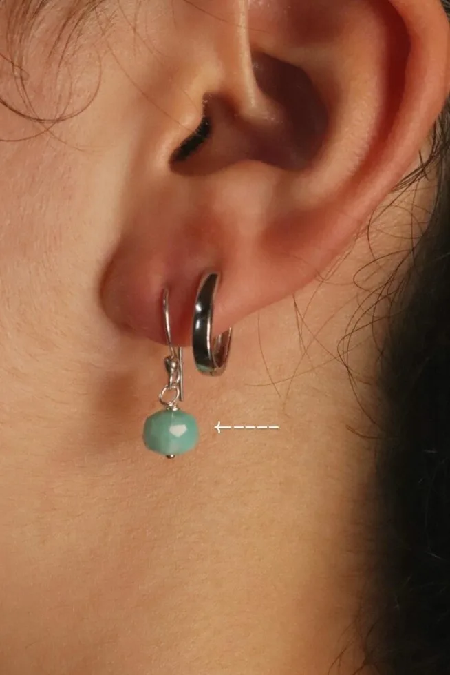 עגילי כסף תלויים, עגילי אמזונייט תלויים, אבן אמזונייט, עגילי כסף לאישה, עגילי אבן חן, תכונות אבן אמזונייט, עגילי טורקיז, עגילים מיוחדים