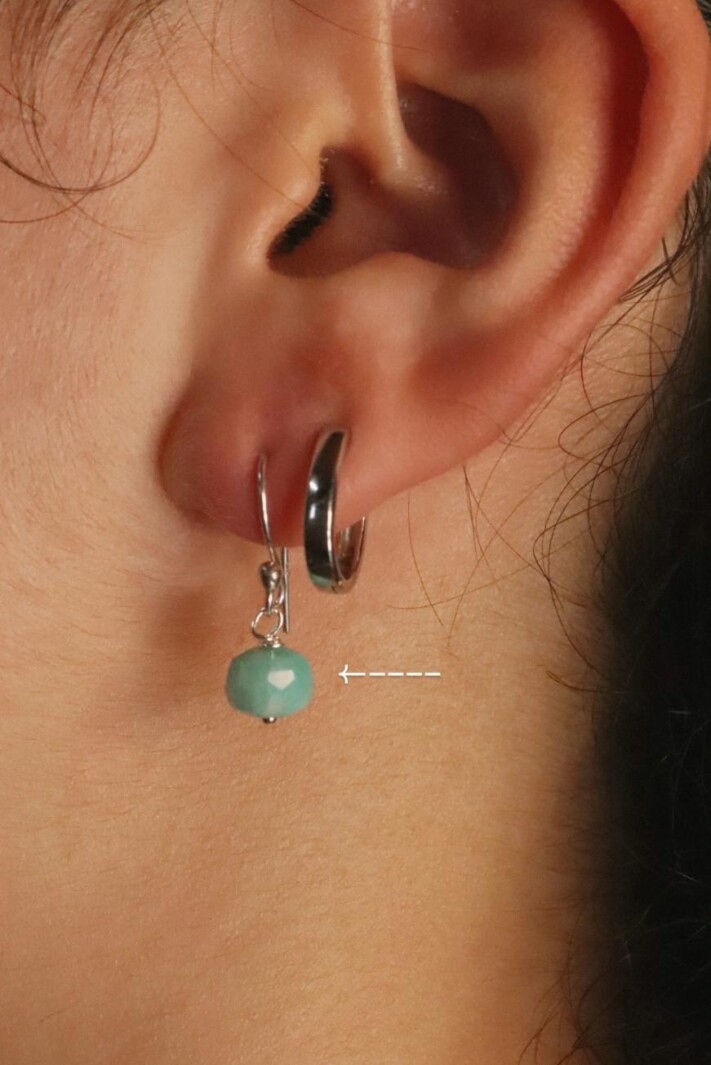 עגילי כסף תלויים, עגילי אמזונייט תלויים, אבן אמזונייט, עגילי כסף לאישה, עגילי אבן חן, תכונות אבן אמזונייט, עגילי טורקיז, עגילים מיוחדים