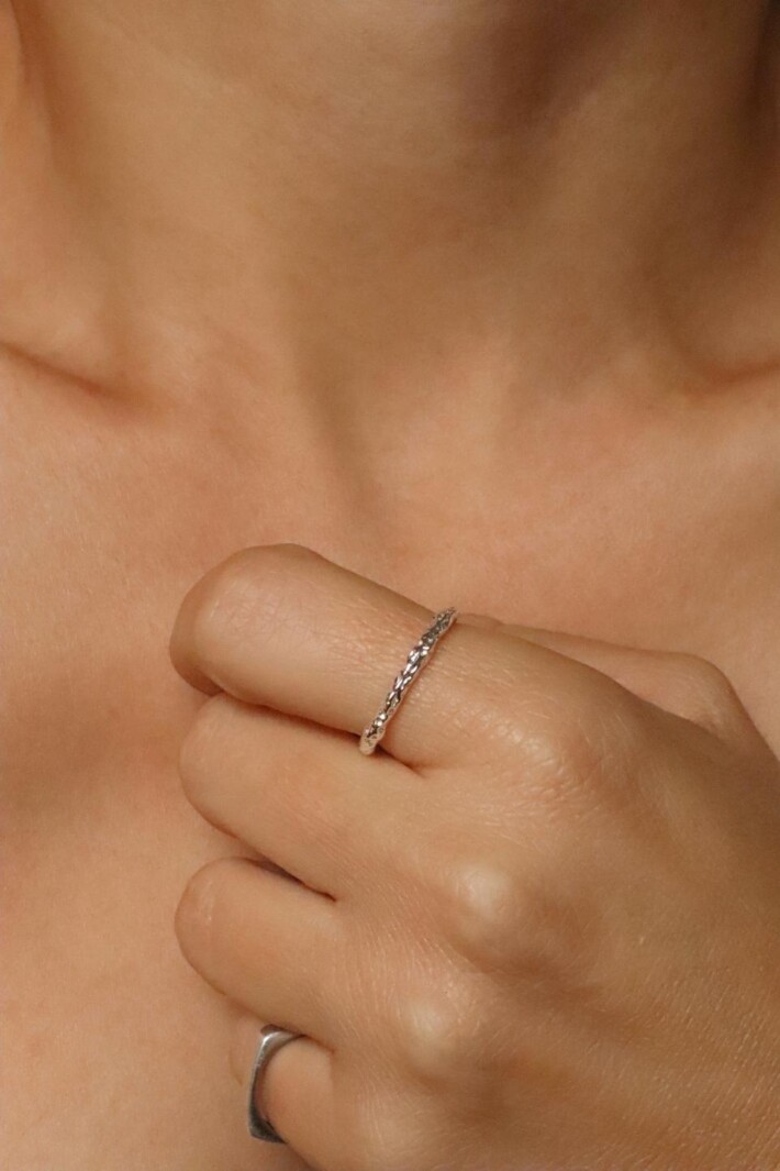 טבעת כסף לאישה, טבעות כסף עדינה, טבעת כסף עם טקסטורה, טבעות כסף פתוחות, טבעת עדינה לאישה, טבעות מתכווננות, טבעות כסף מיוחדות (2)