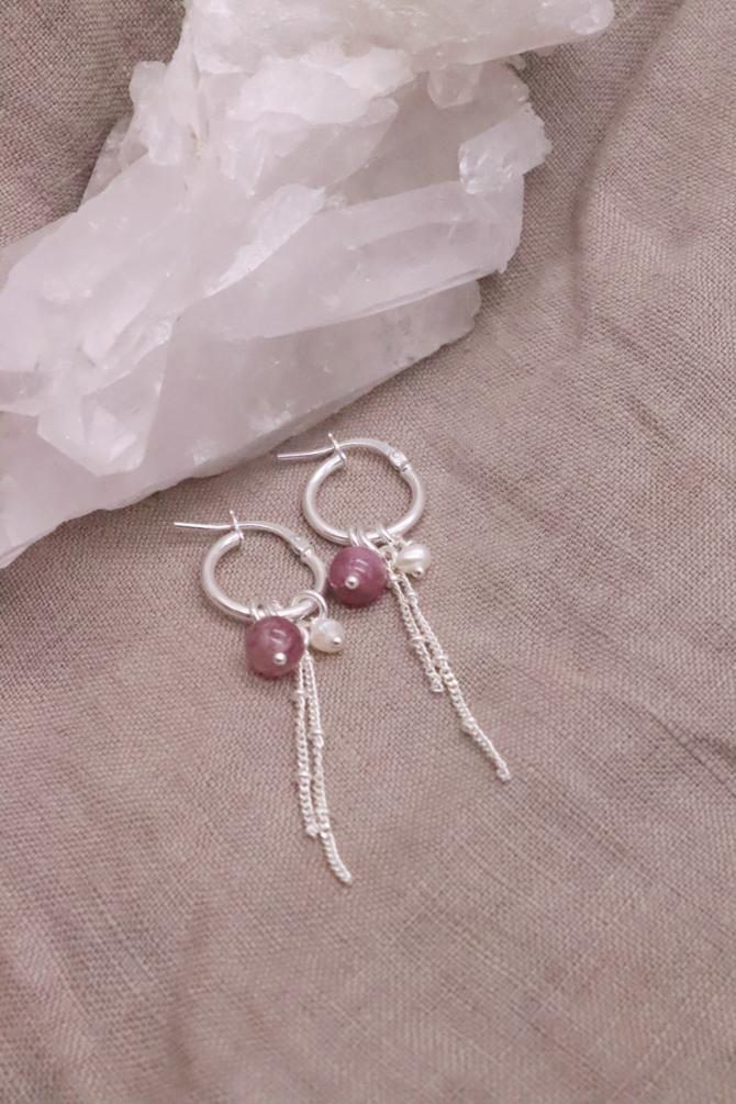 עגילי חישוק עם אבן חן, עגילי לפידולייט, עגילי חישוק קטנים, עגילי חישוק פנינה, עגילי פנינים לנשים, תכשיטים עם אבני חן, תכשיטי לפידולייט (1)