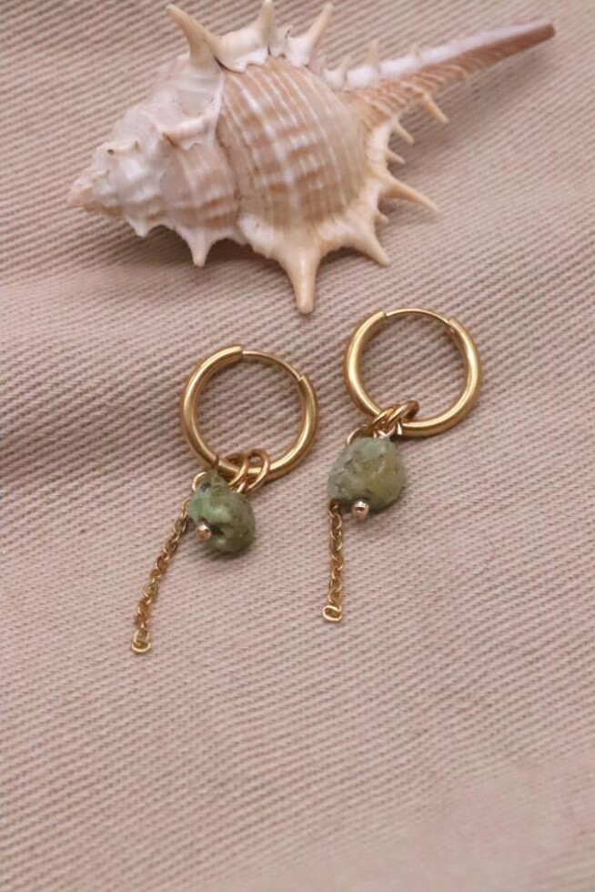 עגילי חישוק עם אבני חן, תכשיטי אבנים, עגילי אבני חן, כרנט ירוק, גארנט ירוקה, אבני חן טבעיות, אבני לידה, אבני מזל, חישוקי זהב