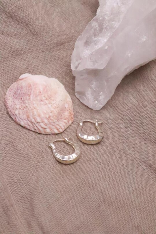 עגילי חישוק קטנים כסף 925, עגילי חישוק מרוקעים, עגילי כסף מרוקעים, עעגילי חישוק קטנים לאישה, עגילים עמידים במים, עגילים מרוקעים, (2)