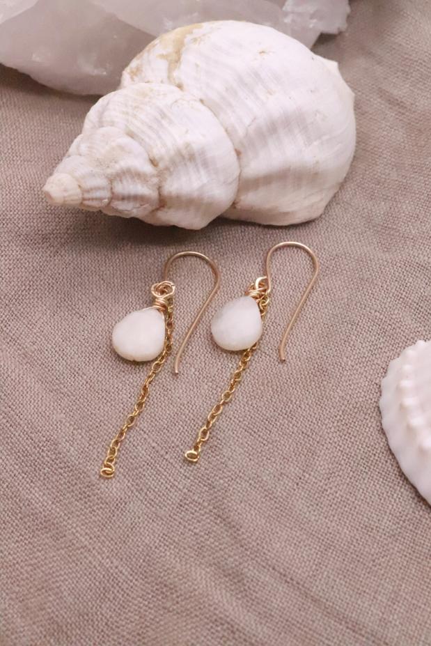 עגילי מונסטון לאישה, עגילי אבן חן, עגילים עם אבני חן, עגילי זהב עם מונסטון, אבן אהבה, עגילי כסף עם מונסטון