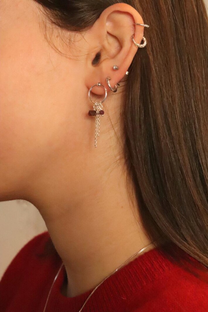 עגילים עם אבן רובי, עגילי רובי לאישה, אבן רובי גולמית, עגילי אבני חן, אבני לידה, אבן לפיריון, עגילים מיוחדים לאישה