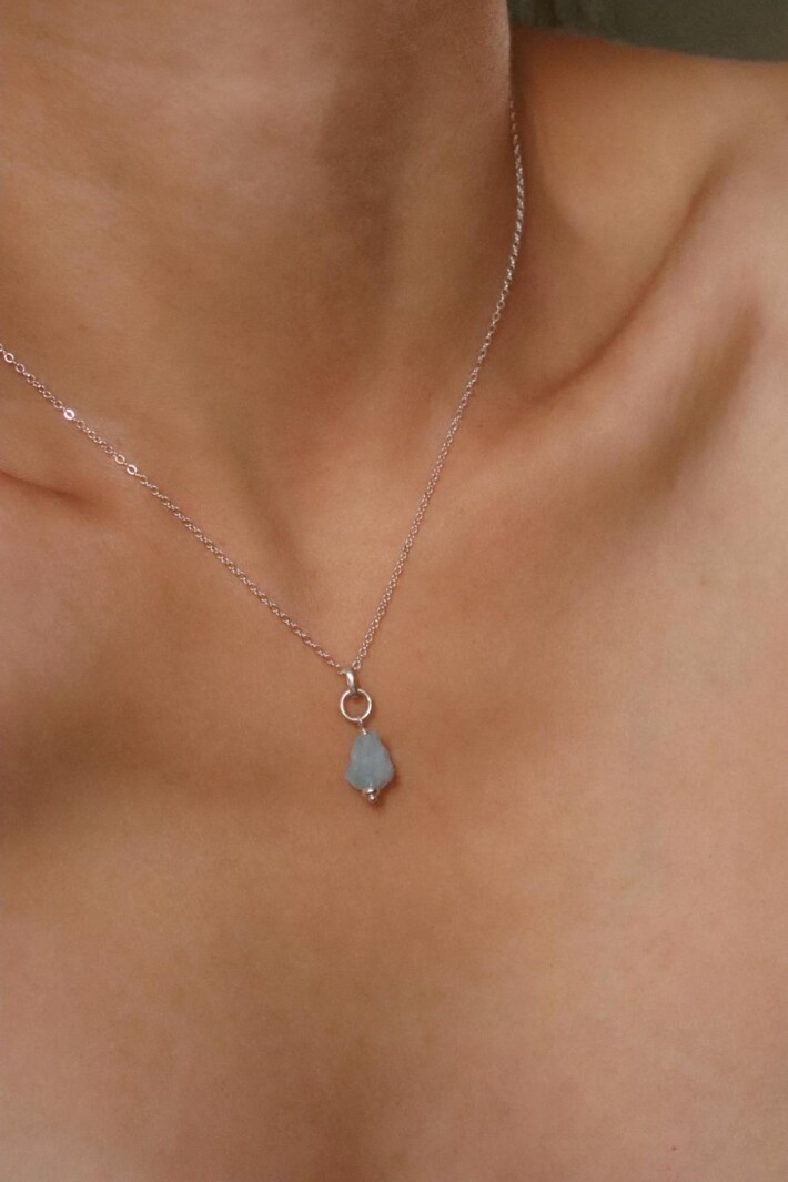 שרשרת אקוומרין גולמית, שרשרת אקוומרין לאישה, שרשרת אבן חן, שרשרת כסף עדינה לאישה, שרשרת לבת זוג, תכונות אבן אקוומרין, שרשרת אקווה מרין