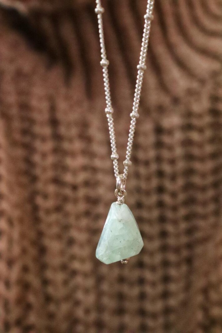 שרשרת אקוומרין לאישה, שרשרת אקוומרין גולמית, תכשיטים עם אקוומרין, שרשראות אבני חן, תכשיטי אבני חן