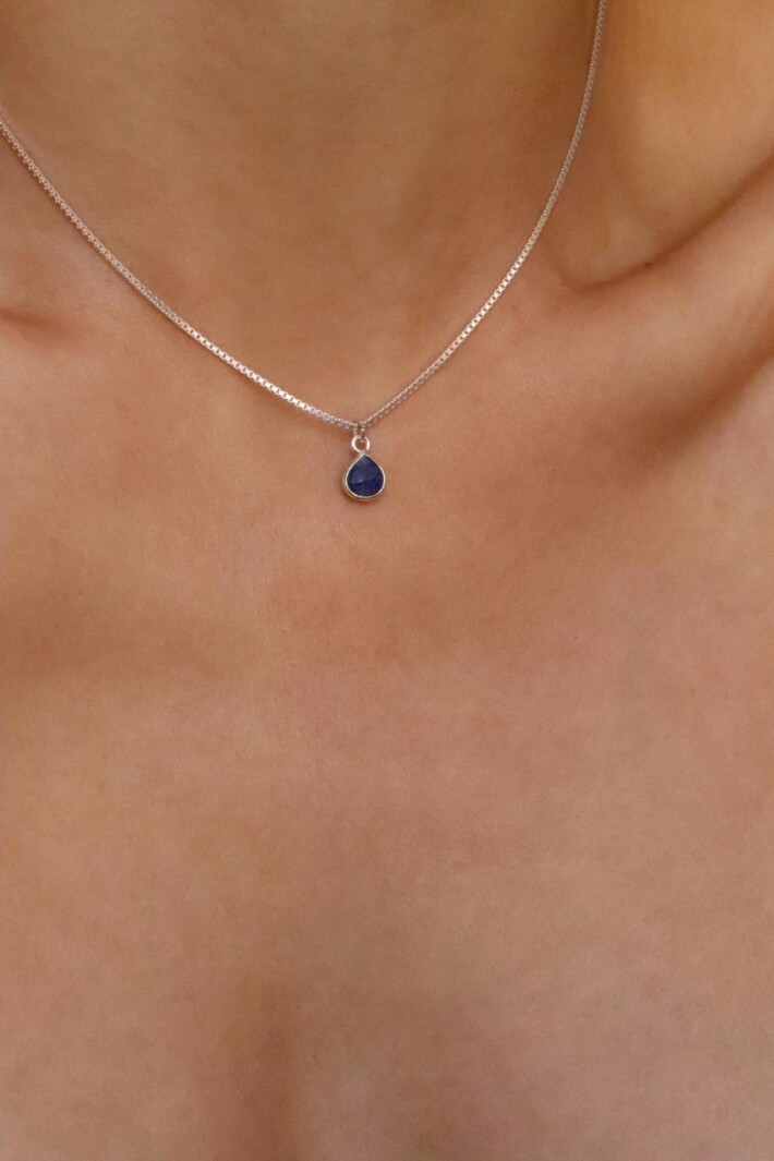 שרשרת לאפיס לאישה, לאפיס לזולי, סגולות אבן לאפיס, שרשרת אבן חן כחולה, אבני חושן, תכשיטים עם אבן לאפיס