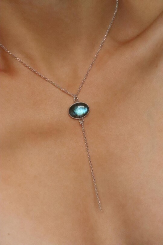 שרשרת עניבה לאישה, שרשרת לברדורייט לאישה, תכשיטי לברדורייט, שרשראות אבן חן, שרשרת אבן חן, אבני לידה, תכשיטי אבני חן, תכשיט עם אבן לברדורייט